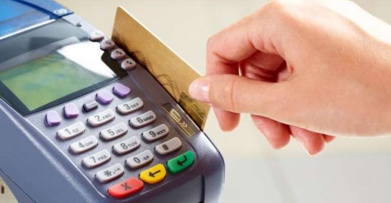 Bancos passam a cobrar dólar do dia da compra com cartão