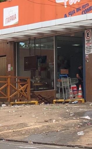 Homem é baleado durante briga generalizada em uma conveniência