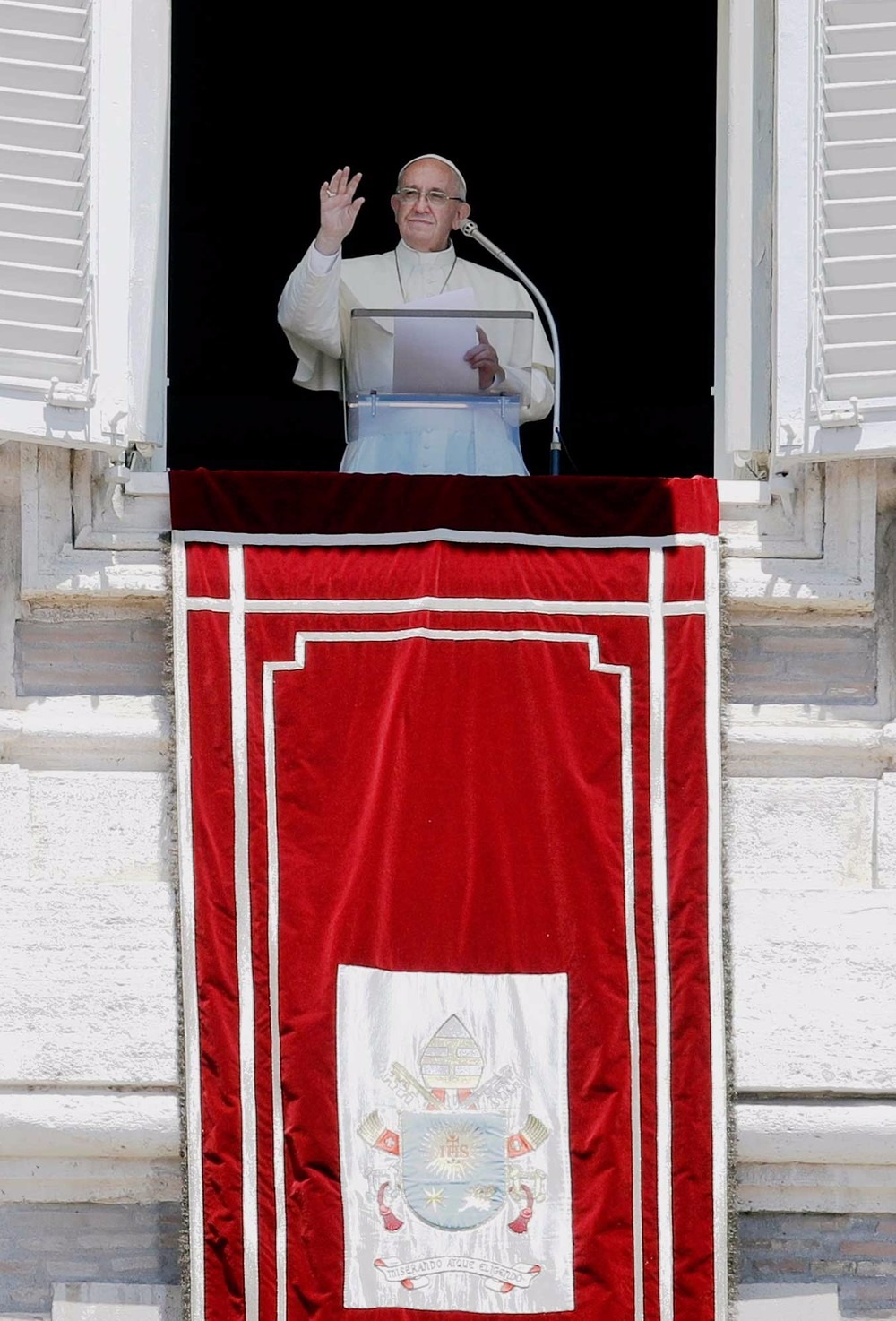Papa lembra de vítimas em atentados de Egito e Manchester perante fiéis Papa Francisco discursa para fiéis na Praça de São Pedro, no Vaticano, neste domingo (28) (Foto: Alessandra Tarantino/AP)