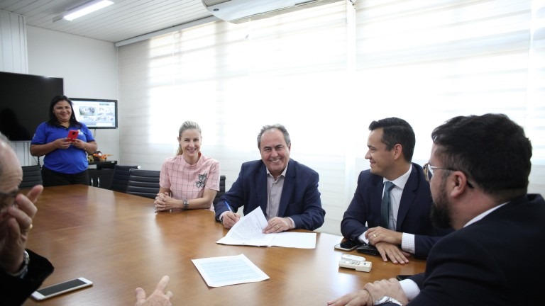 Prefeitura renova convênio com TRT e MP para implantação de playgrounds em bairros Prefeitura renova convênio com TRT e MP para implantação de playgrounds em bairros