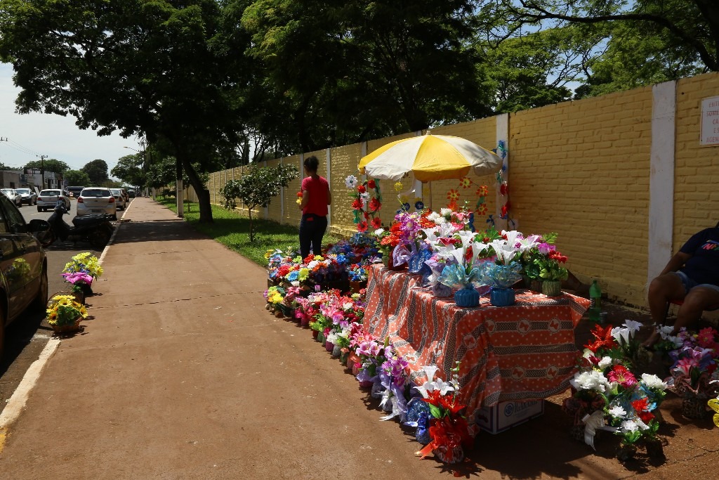 Prefeitura abre 130 vagas para ambulantes no Dia de Finados No dia de Finados, ambulantes terão pontos fixos no estacionamento da Rua Coronel Ponciano e na Rua Palmeiras – A. Frota/Divulgação/Prefeitura de Dourados