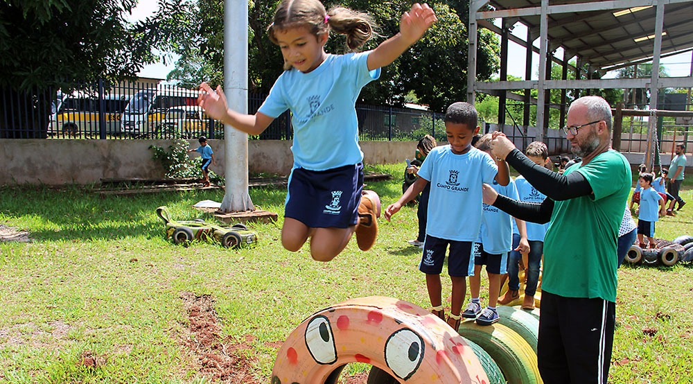Escola da zona rural é beneficiada com o parque de pneus feito em presídio da Capital