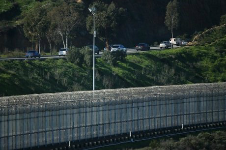 Trump assina ordem para construção de muro na fronteira com o México Acima, imagem do muro que já separa as cidades de Tijuana, no México, e San Ysidro, na Califórnia.
REUTERS/Mike Blake