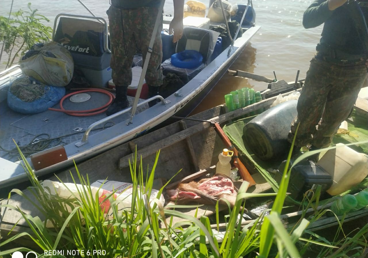 Caçadores abandonam rifle, capivara e jacaré abatidos durante fiscalização da PMA