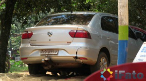 Atemorizados, os colegas da vítima fugiram e um deles bateu no Voyage que estava estacionado no local. (Foto: Divulgação)