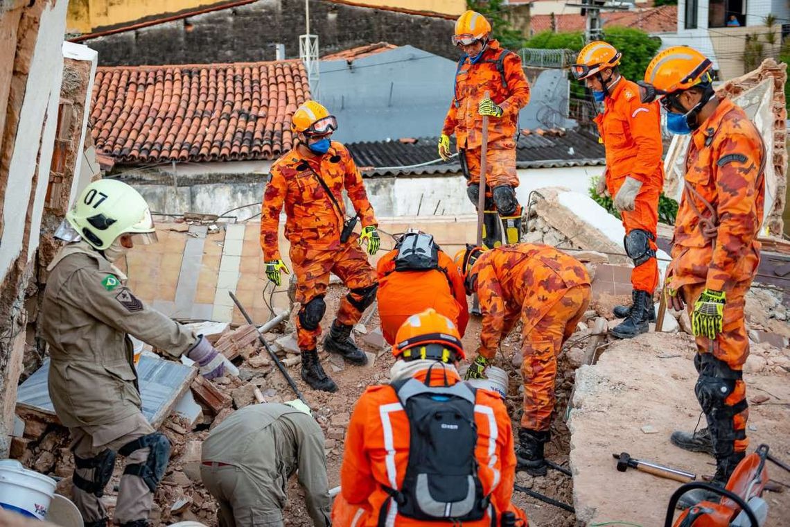 Bombeiros encontram corpo de 8ª vítima de desabamento em Fortaleza Divulgação Secretaria da Segurança Pública e Defesa Social do Ceará