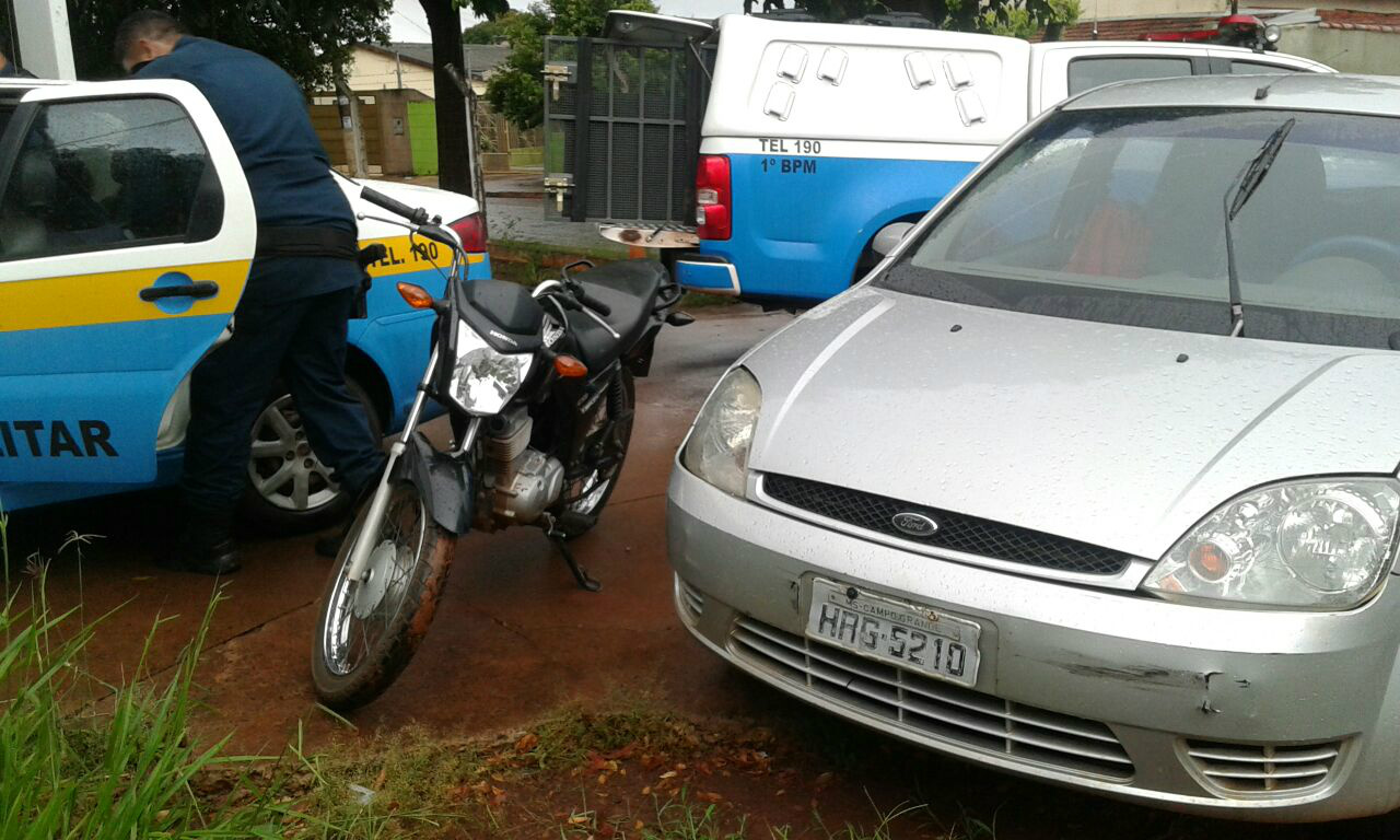 Veículo e motocicleta recuperado. (PM - Divulgação)