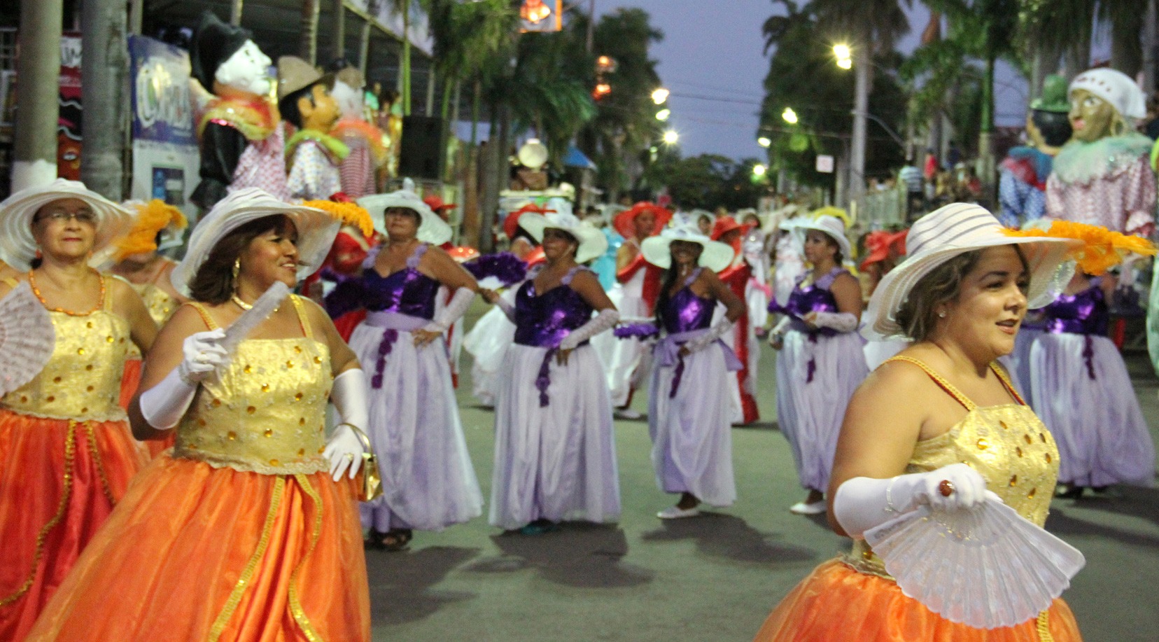 Corumbá encerra a folia celebrando os velhos carnavais Ala das pastorinhas leva para a avenida o charme e a elegância dos velhos carnavais.