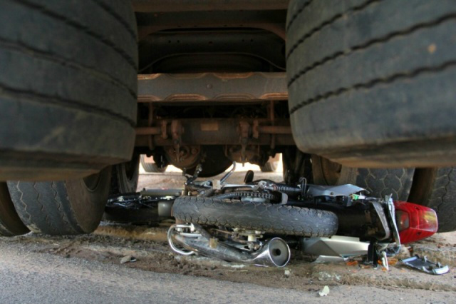 Moto para embaixo de caminhão, mas condutor sobrevive a atropelamento A moto ficou totalmente destruída (Foto: Marcos Ermínio)