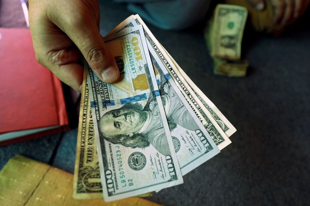 Dólar opera em alta à espera de negociações entre EUA e China e reforma da previdência