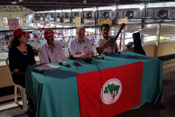 MST vai reagir se venda de terra a estrangeiro for liberada, diz Stédile João Pedro Stédile falou com a imprensa ao lado do violeiro Pereira da Viola e do coordenador do MST em Minas Gerais, Enio BohmenbergerLéo Rodrigues/Agência Brasil