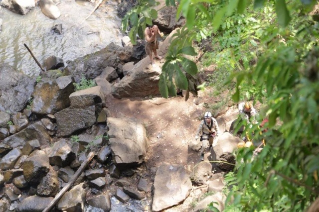 Rapaz cai de abismo na cachoeira do Ceuzinho, após sair de festa com amigos (Foto: Kisie Ainoã)
