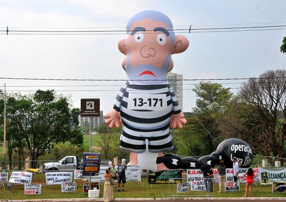 O boneco inflável apelidado de Pixuleco, na paisagem do Parque das Nações Indígenas, em Campo Grande no ano de 2015. Arquivo