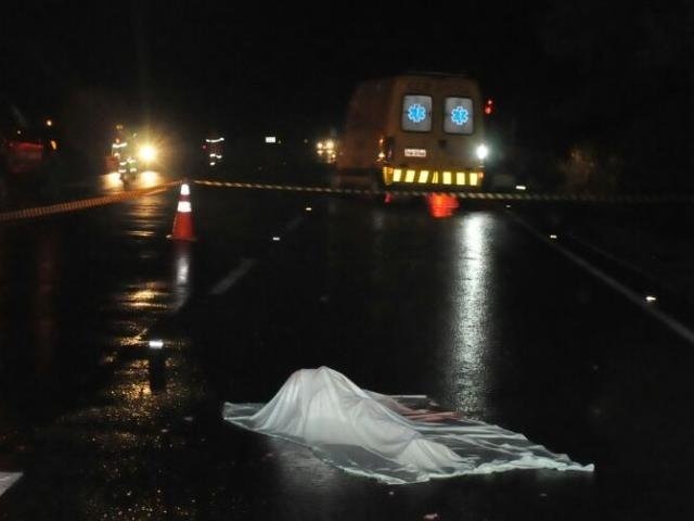 Parte do corpo ficou sobre a pista. (Foto: Paulo Francis/CG News)