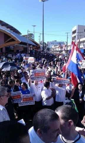 Passeata acaba, mas lojas permanecem fechadas durante todo o dia Cerca de seis mil pessoas foram para as ruas para protestar contra redução de cota. (Foto: Eduardo Gaúna)