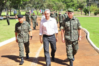 Fronteira preocupa e Reinaldo quer comitê integrado com Exército Reinaldo Azambuja chega à 4ª Brigada do Exército em Dourados para conhecer novo blindado Guarani (Foto: Eliel Oliveira)