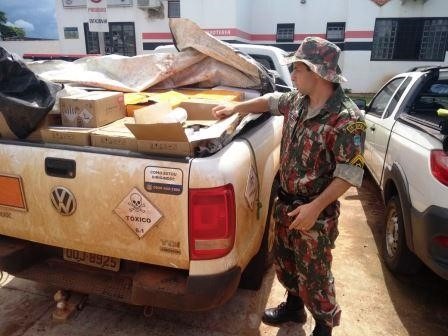 Caminhonete é apreendida com agrotóxicos transportados ilegalmente Caminhonete é apreendida com agrotóxicos transportados ilegalmente