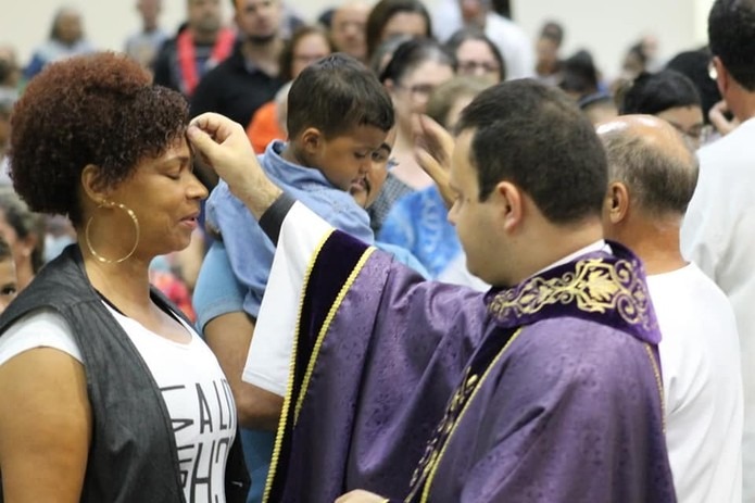 Quarta-feira de Cinzas é início da preparação para Semana Santa Durante as missas, cinzas são colocadas sobre a cabeça dos fiéis ou na testa. Diocese/Divulgação