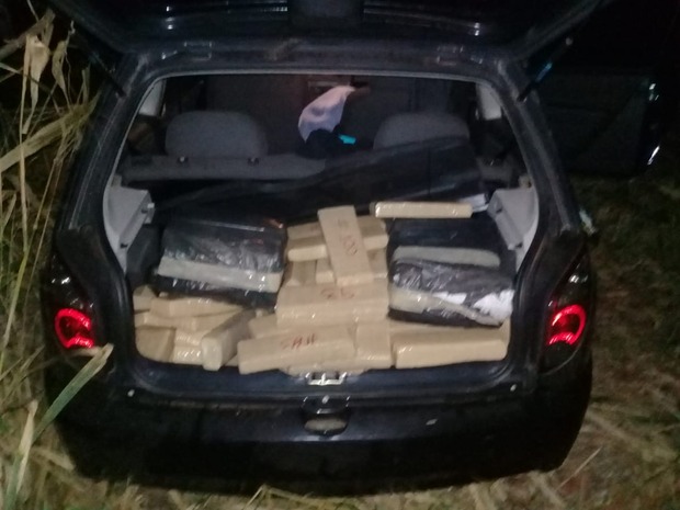 Homem é preso e adolescente apreendida com 175 kg de maconha no carro