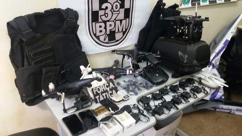 Drones, coletes belísticos e celulares foram apreendidos - Osvaldo Duarte
