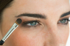 CONFIRA COMO FAZER O CONTORNO DA SOBRANCELHA (FOTO: THINKSTOCK)