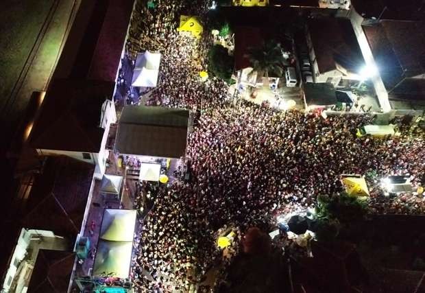 Caco de vidro fere policial durante dispersão no carnaval da Fernando Côrrea Divulgação