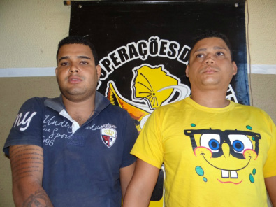 Dupla foi flagrada durante a madrugada com carro cheio de droga - Fotos: Osvaldo Duarte