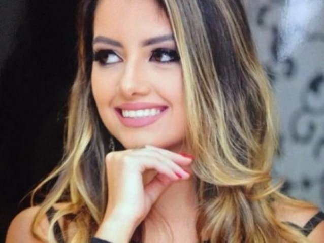 Carolina posa para foto em momento de lazer (Foto: reprodução/Facebook)