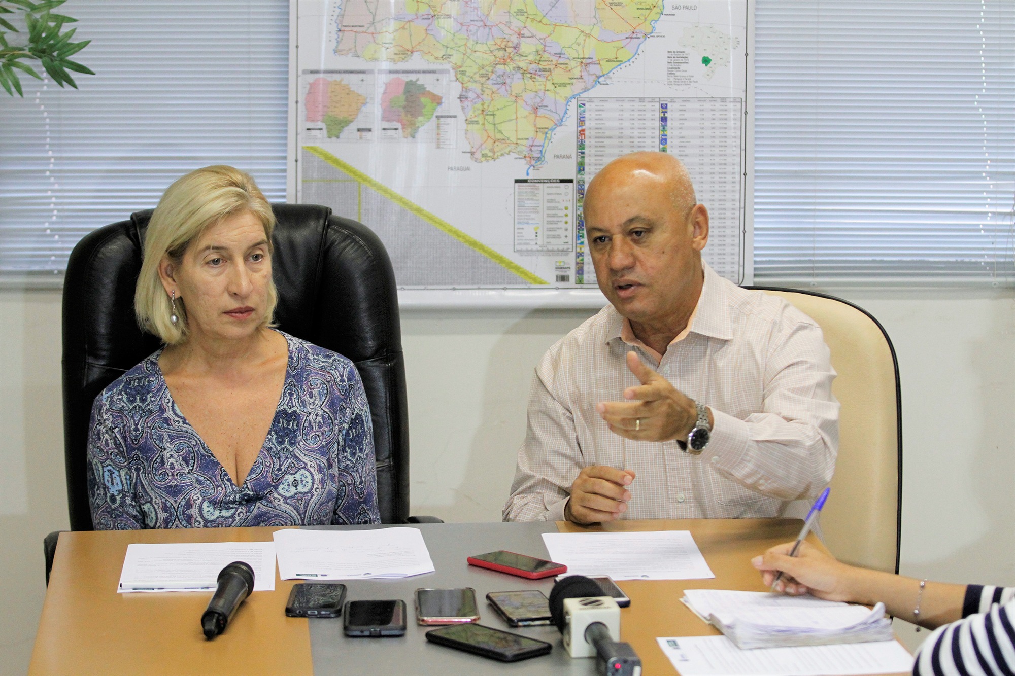 Agehab vai sortear apartamentos em Campo Grande pela internet Em entrevista coletiva à imprensa, Maria do Carmo e Carlos Alberto de Assis explicaram o formato do sorteio de apartamentos. Saul Schramm