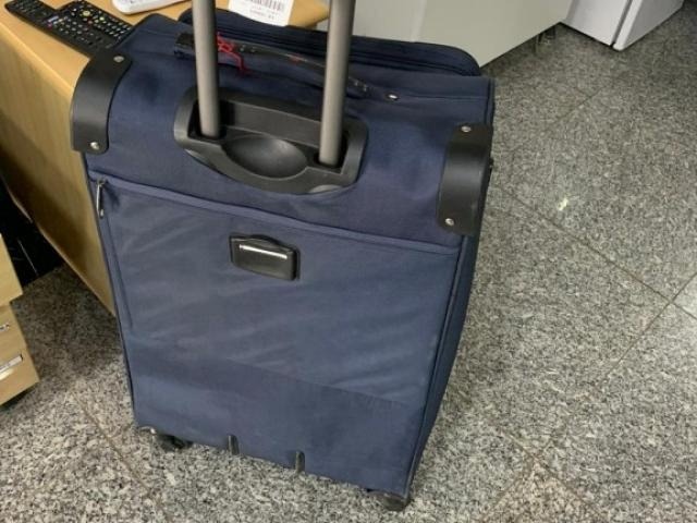 Boliviano é flagrado com cocaína ao passar pelo raio X no aeroporto da Capital Mala onde estavam os dois quilos de cocaína. PF/Divulgação