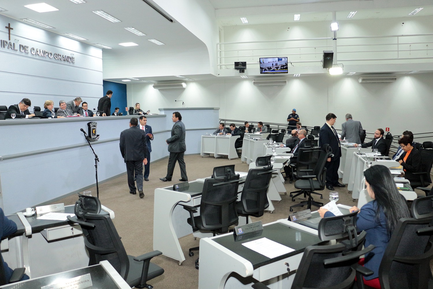 Vereadores aprovam leis para atender investimentos na saúde e uso de recursos de multas para recuperar ruas