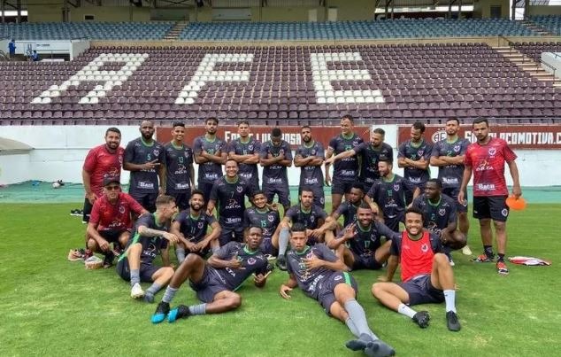 Equipe do Águia Negra após treino no estádio Fonte Luminosa, em Araraquara (SP). Águia Negra/Divulgação