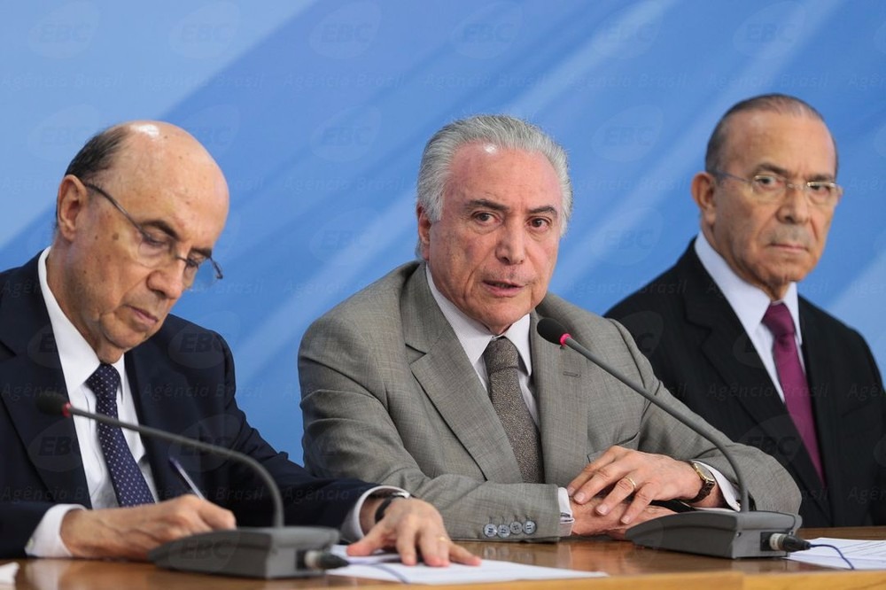 Sem acordo e a 45 dias do recesso, só texto 'enxuto' salva reforma da Previdência, avaliam líderes Da esquerda para a direita: ministro Henrique Meirelles (Fazenda), presidente Michel Temer e ministro Eliseu Padilha (Casa Civil) (Foto: Antonio Cruz/ Agência Brasil)