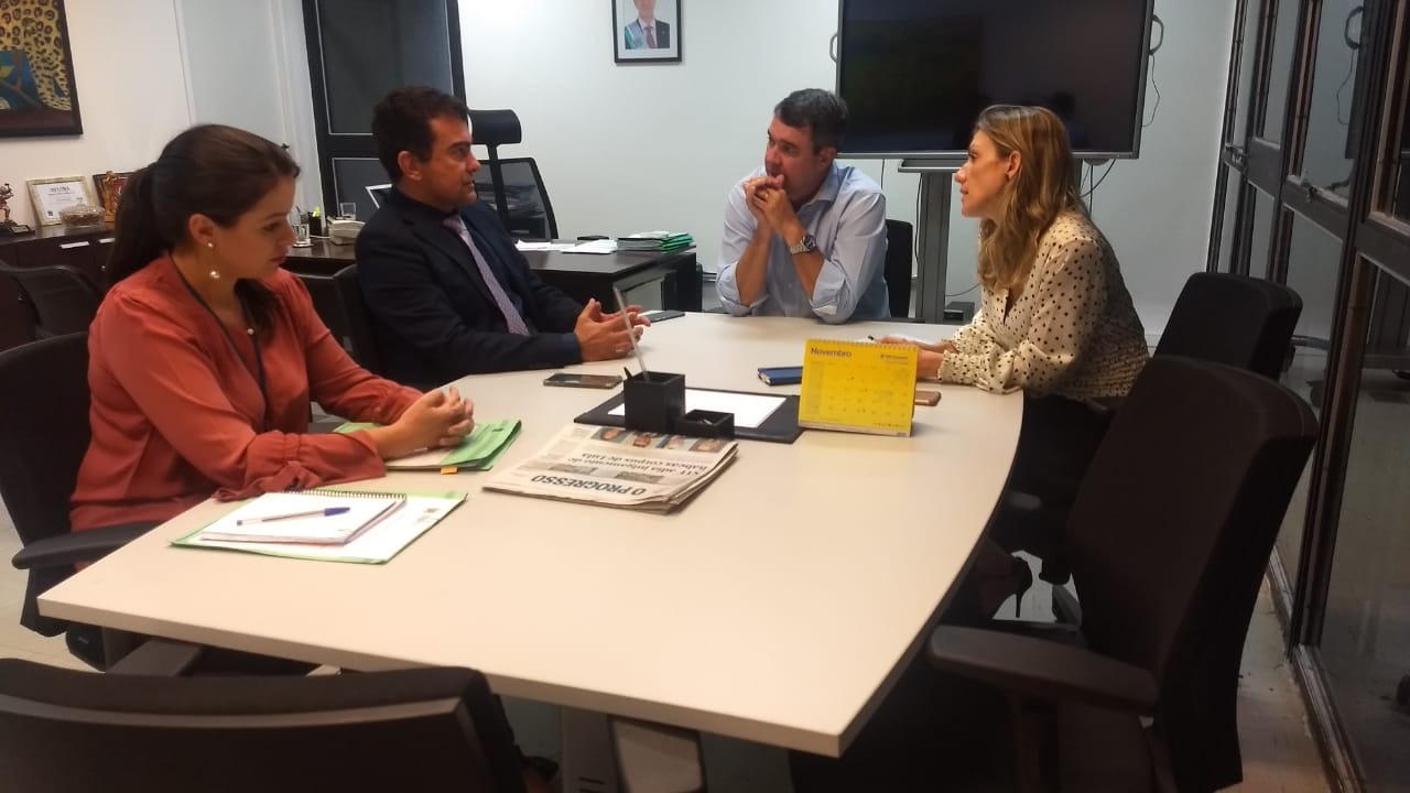 Na relatoria da LDO, Marçal vai priorizar desenvolvimento Legenda: Deputado Marçal reivindica ampliação de investimentos ao secretário Riedel. Gildo Tavares