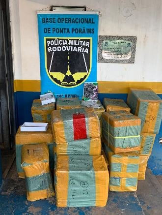 Mulher é flagrada em rodovia com 20 caixas de relógios contrabandeados Mulher é flagrada em rodovia com 20 caixas de relógios contrabandeados
