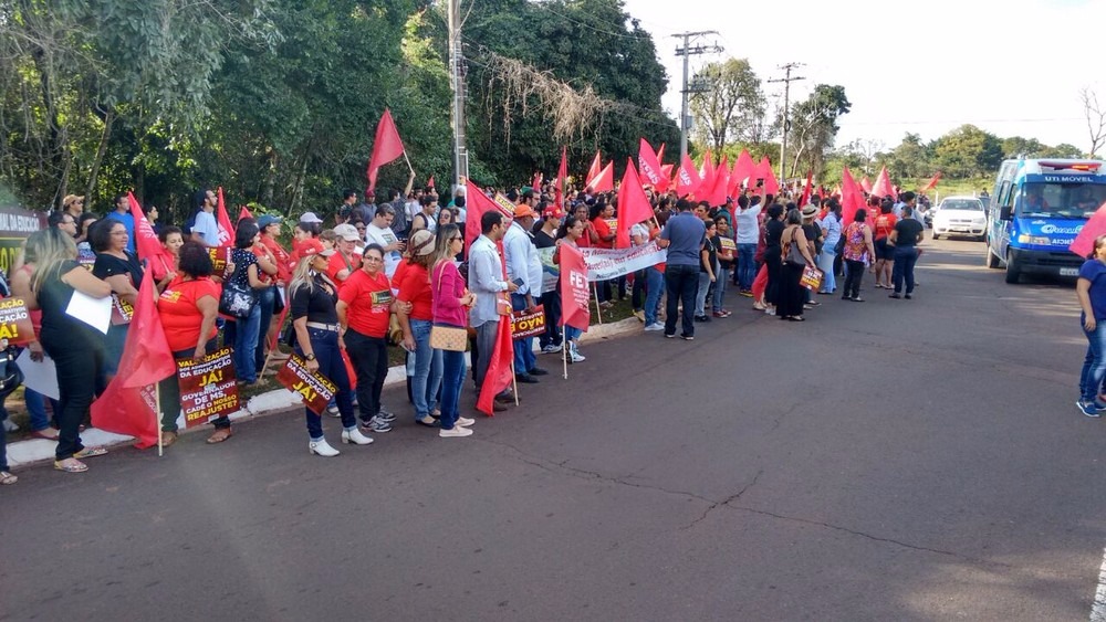 Profissionais da educação fazem manifestação em Campo Grande Profissionais da educação em manifestação nesta terça-feira (Foto: Marcos Ribeiro)