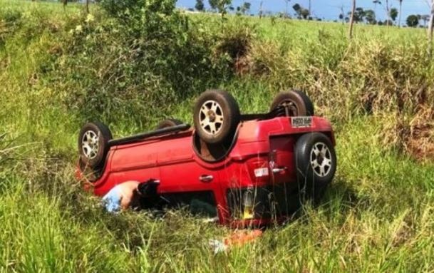 Após ser ‘fechado’, condutor perde controle e capota na MS-141 Foto: Ivi Notícias