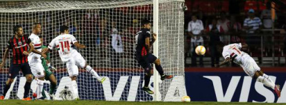 Michel Bastos marcou de cabeça gol de suma importância20/20ReutersFoto: Paulo Whitaker / Reuters