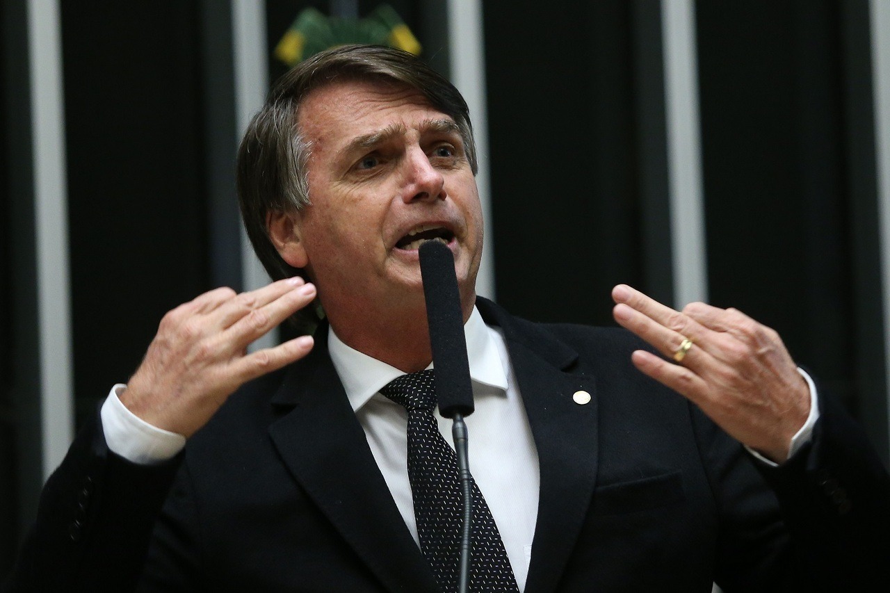 Bolsonaro foi atingido no fígado, pulmão e intestino, relata filho