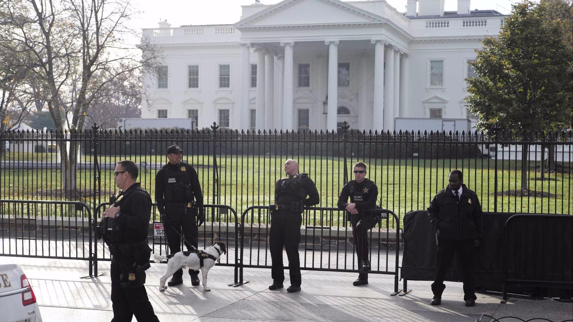 Casa Branca é fechada após suspeito de ataque ser preso Joshua Roberts / Reuters