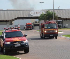 Bombeiros são mobilizados em vazamento de amônia no frigorífico JBS O vazamento ocorreu hoje pela manhã - Bruno Henrique