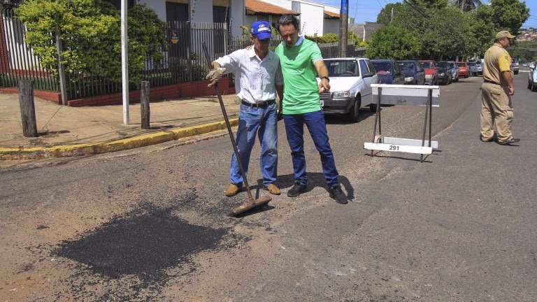 Prefeito vistoria obra de tapa-buraco na área central da Capital Foto: Diogo Gonçalves