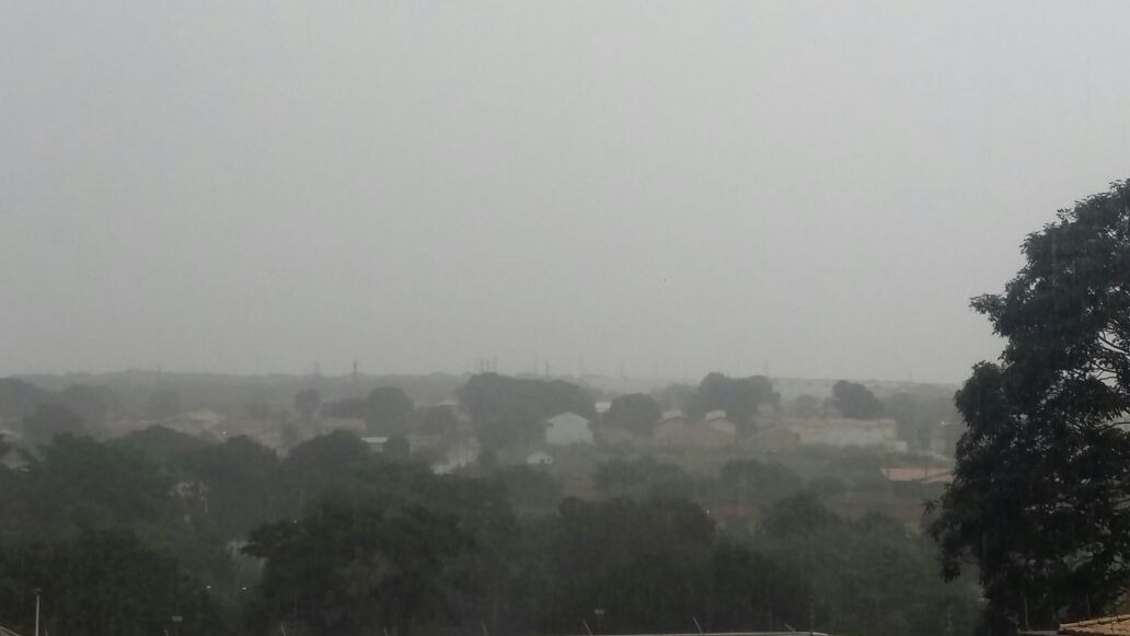 Chuva forte chega nesta tarde em Campo Grande