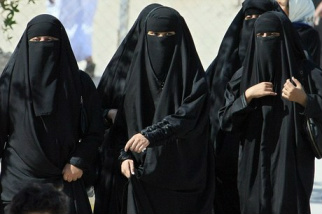 Mulher vai levar 70 chibatadas por discutir com homem pelo WhatsApp Além das chibatadas, mulher deve pagar fiança de R$ 17 mil
Reprodução/Gadoo/Getty Images