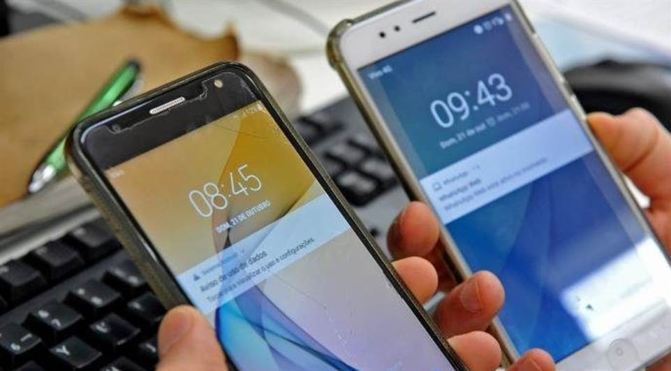Mesmo sem horário de verão, celulares adiantam relógio em uma hora Mesmo sem horário de verão, celulares adiantam relógio em uma hora