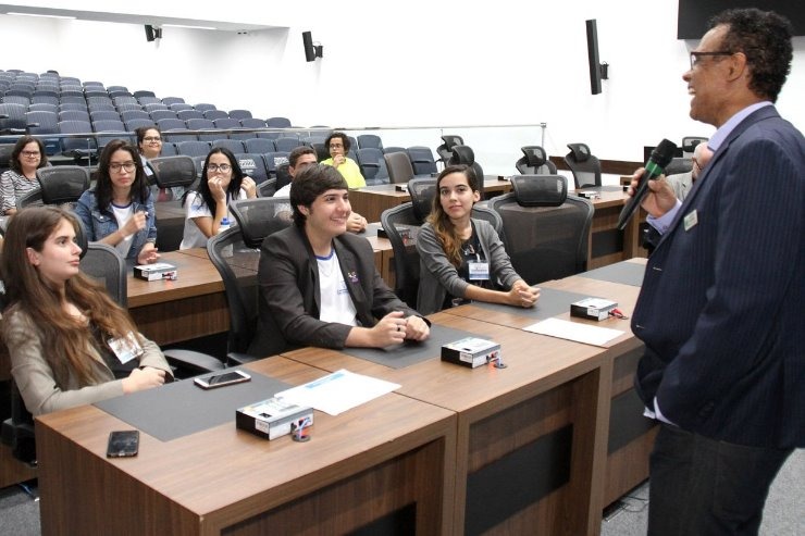 Deputados estudantes debatem espírito natalino, fraternidade e consumismo Projeto é desenvolvido pela Escola do Legislativo Senador Ramez Tebet. Wagner Guimarães