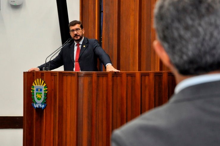 Deputados pedem transparência na gestão da Santa Casa Pedro Kemp foi o primeiro a subir na tribuna. Luciana Nassar