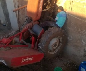 Motorista tem perna prensada ao cair com trator em rampa Divulgação/Bombeiros