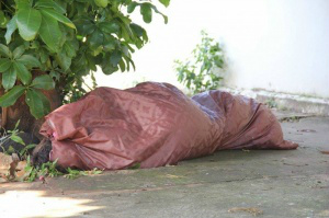 Mulher encontrada no Jardim Paulista pode ter morrido de overdose Corpo foi encontrado em calçada na manhã desta quinta-feira. (Foto: Marcos Ermínio)