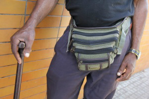 Idoso com arma falsa causa problema em terminal e mobiliza PM e Guarda Idoso carrega arma de mentira em uma pochete, para tentar espantar mal-feitores. (Foto: Marcos Ermínio)